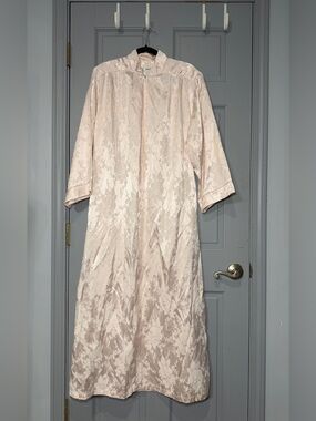 Vintage Late 80s/Early 90s Ariel Floral Jacquard Satin Hostess Robe